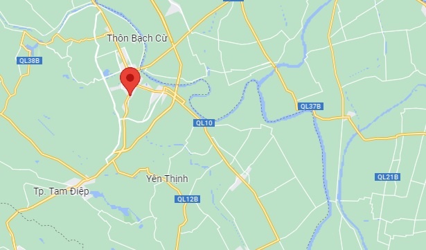 Xe khach lat giua duong,  4 nguoi chet anh 2