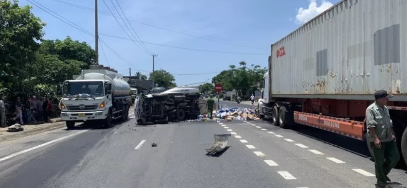 Tai nan lien hoan giua 3 oto tren quoc lo 1 hinh anh