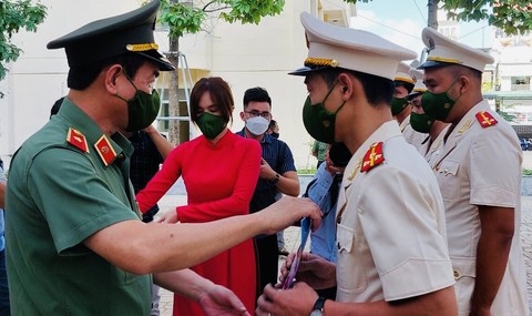 TP.HCM tang cuong 100 can bo, chien si chinh quy ve cong an xa hinh anh