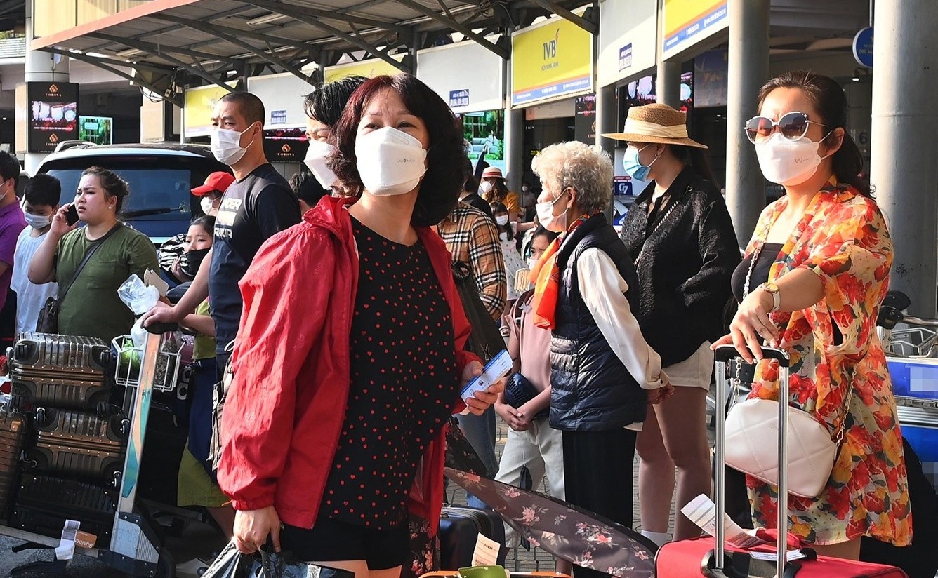 Luong khach toi san bay Noi Bai tang ky luc hinh anh