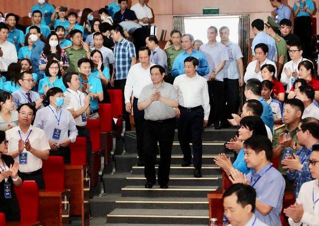 cong nhan vuong vao tin dung den anh 1