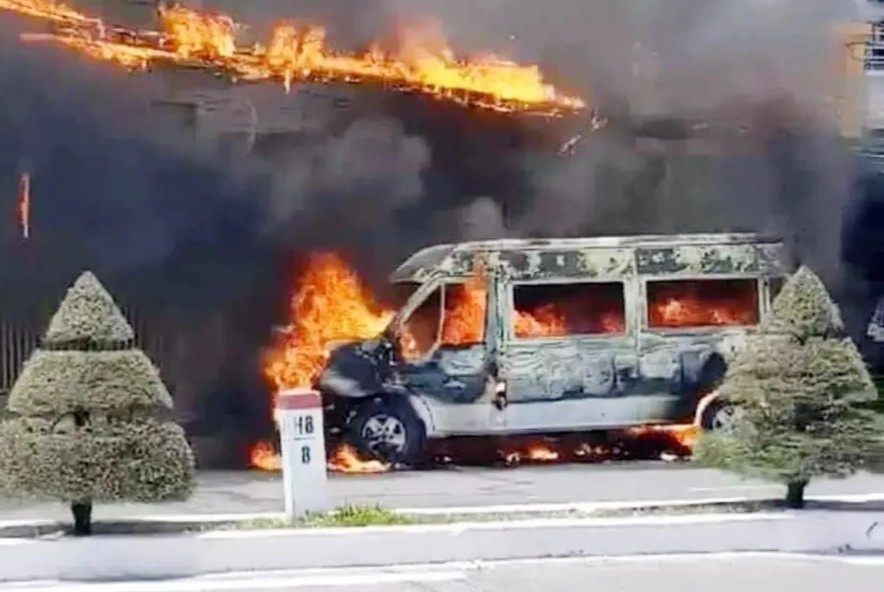 Oto 16 cho boc chay du doi tren pho o Nha Trang hinh anh