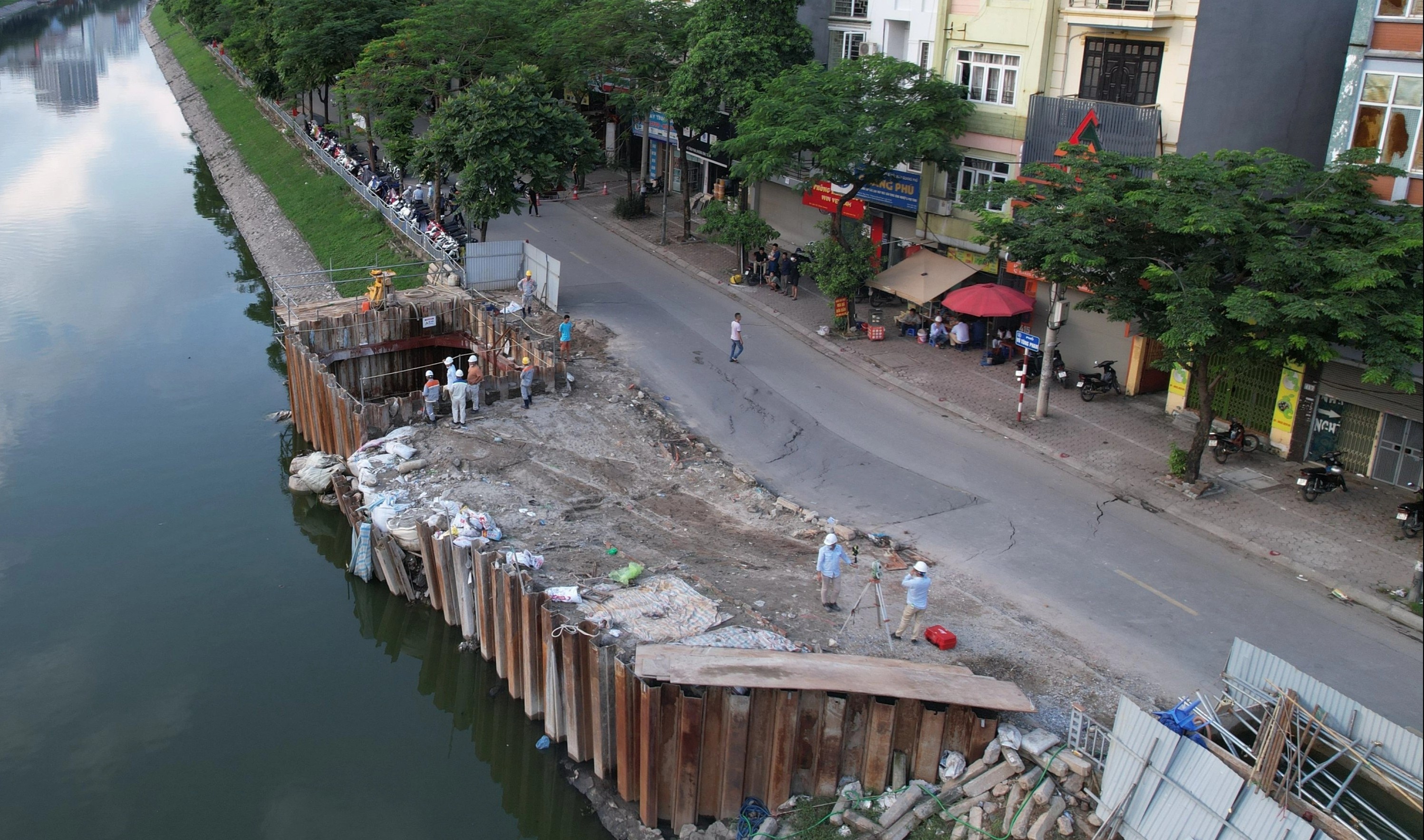 Hien truong sat lo mat duong doc song To Lich hinh anh