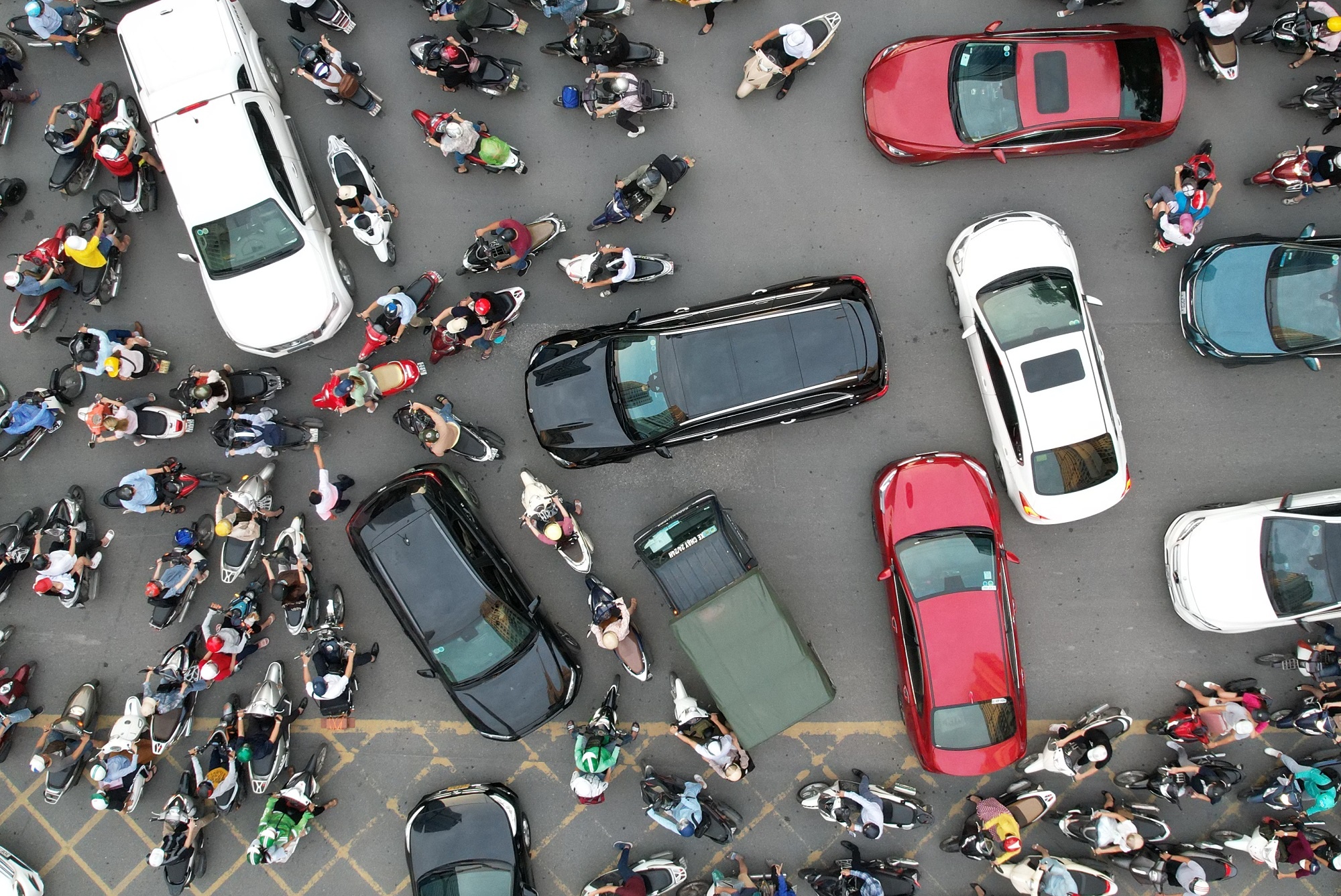 Tai xe taxi dieu tiet giao thong khi nga tu ket cung hinh anh