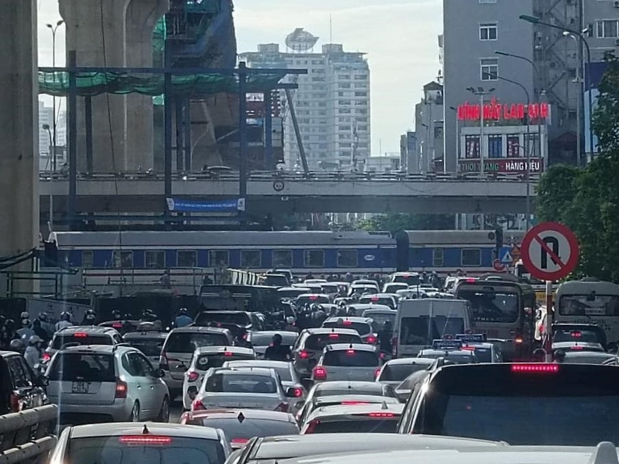 Xe co un u vi tau hoa chan ngang nga tu hinh anh