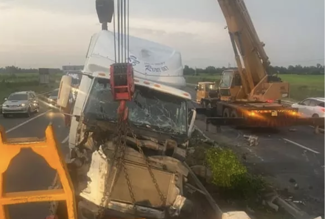 Cao toc Trung Luong te liet vi container leo dai phan cach hinh anh