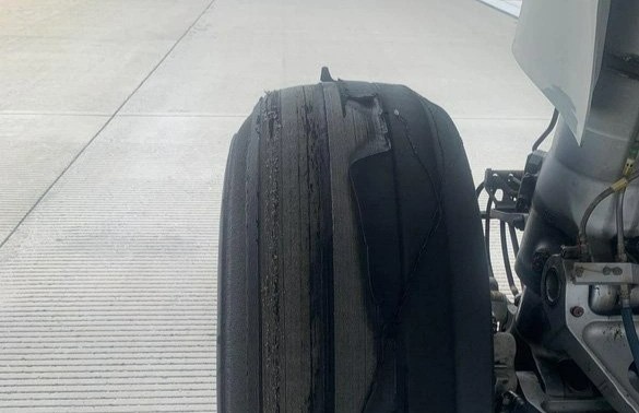 May bay bong lop khi cat canh tu Lien Khuong hinh anh