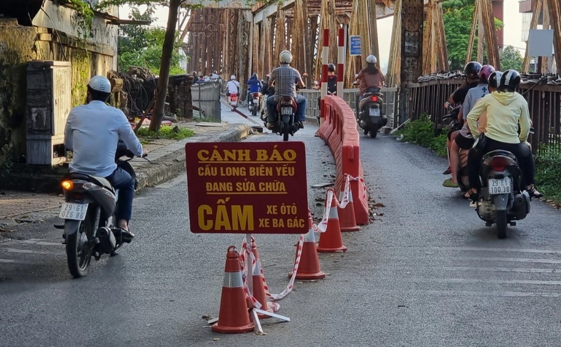 Cau Long Bien duoc lap dai phan cach ngan xe ba gac hinh anh