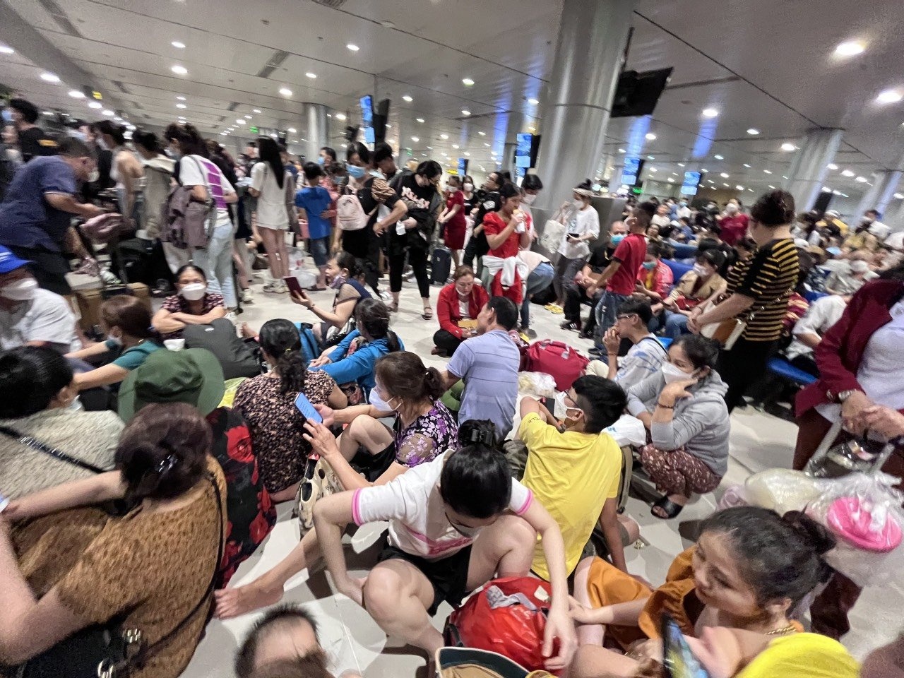 chan chinh delay tai san bay anh 1