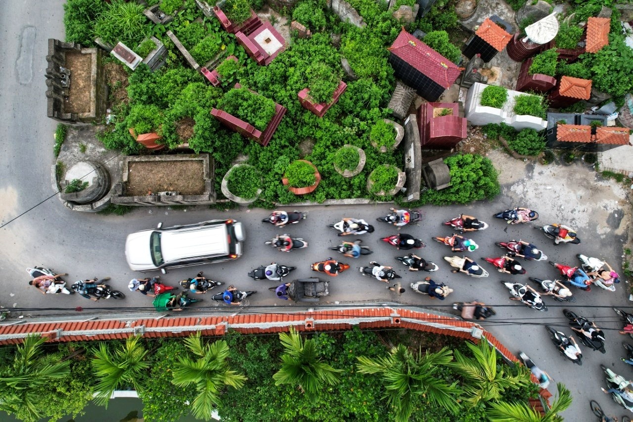 Nguoi Ha Noi ngan ngam vi nha cua sat vach nghia trang hinh anh