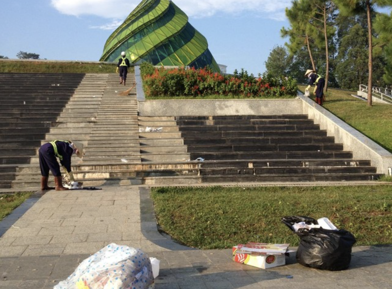 Lap 'mat than' phat nguoi tu tap an uong,  xa rac quanh ho Xuan Huong anh 2