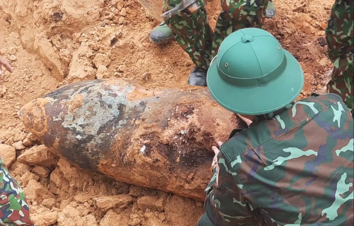 Qua bom nang 340 kg con nguyen ngoi no canh duong ray tau hoa hinh anh