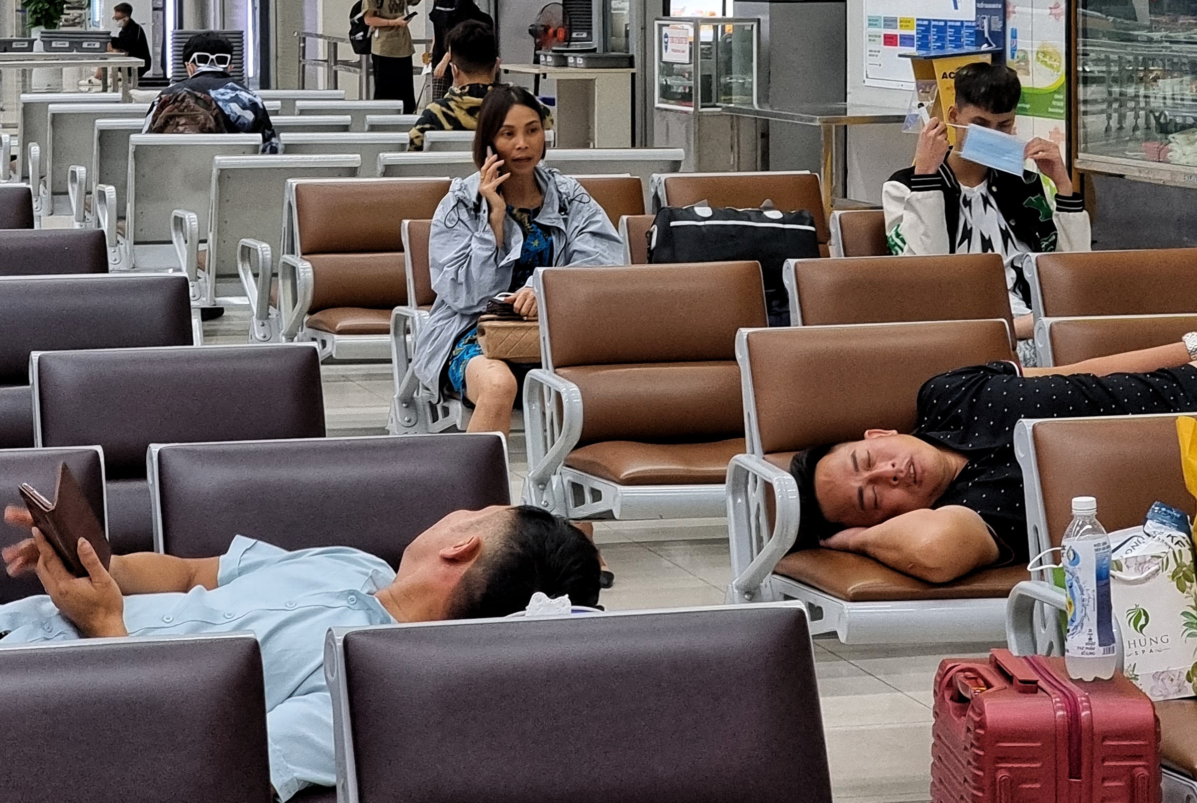 Chon bay dem vao TP.HCM, hanh khach van bi delay hinh anh