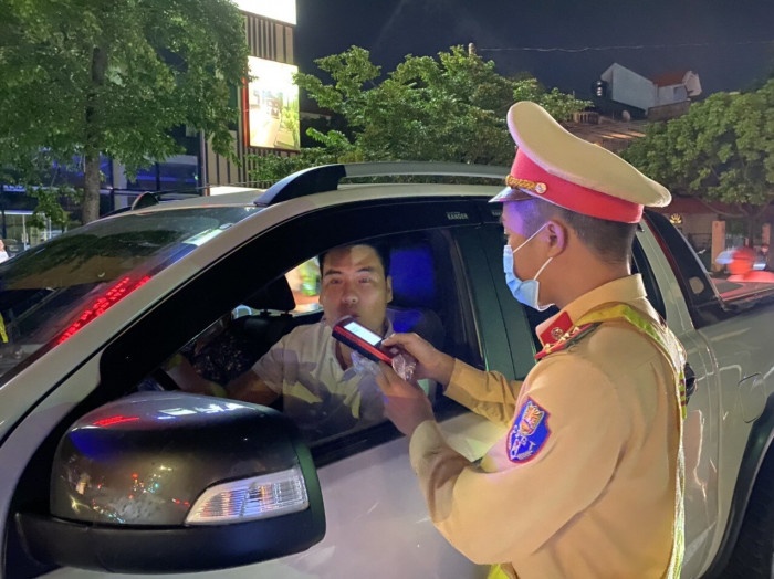 Cuoi ra nuoc mat voi nhung hanh dong ky quac cua tai xe hinh anh