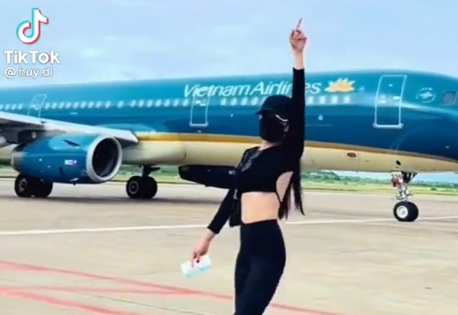 Ai chiu trach nhiem khi cac Tiktoker uy hiep an toan bay? hinh anh