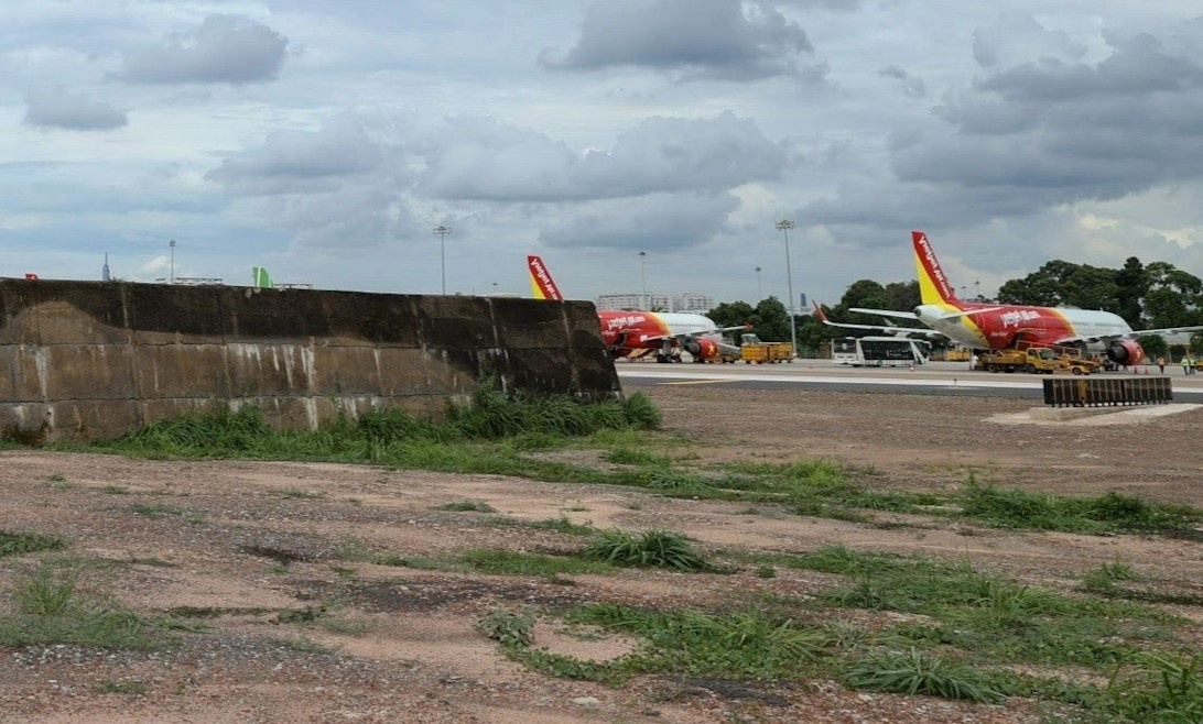 di doi u be tong tai Tan Son Nhat anh 1