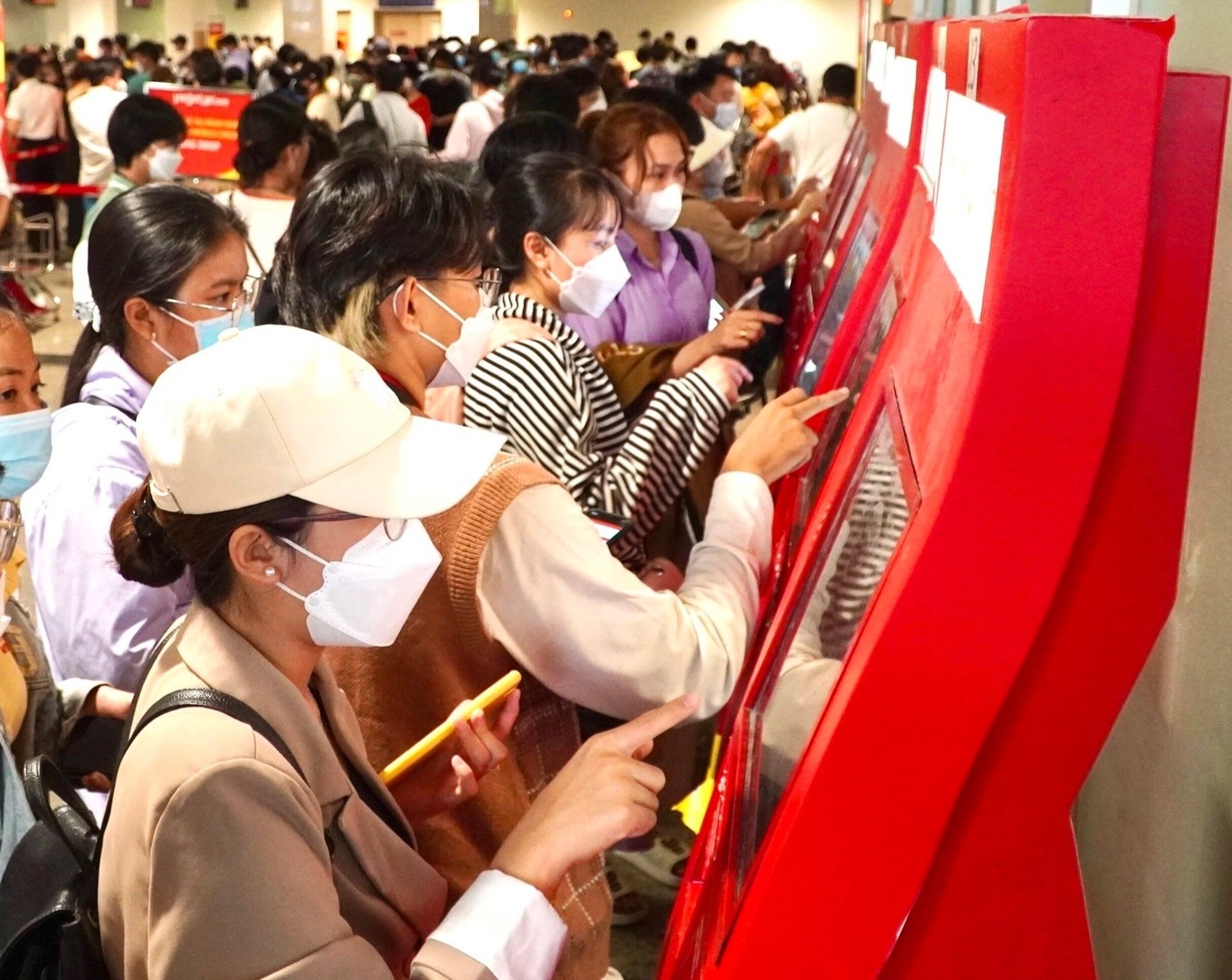 Ly do Cuc Hang khong 'tuyt coi' viec thu tien check-in nhanh o san bay hinh anh