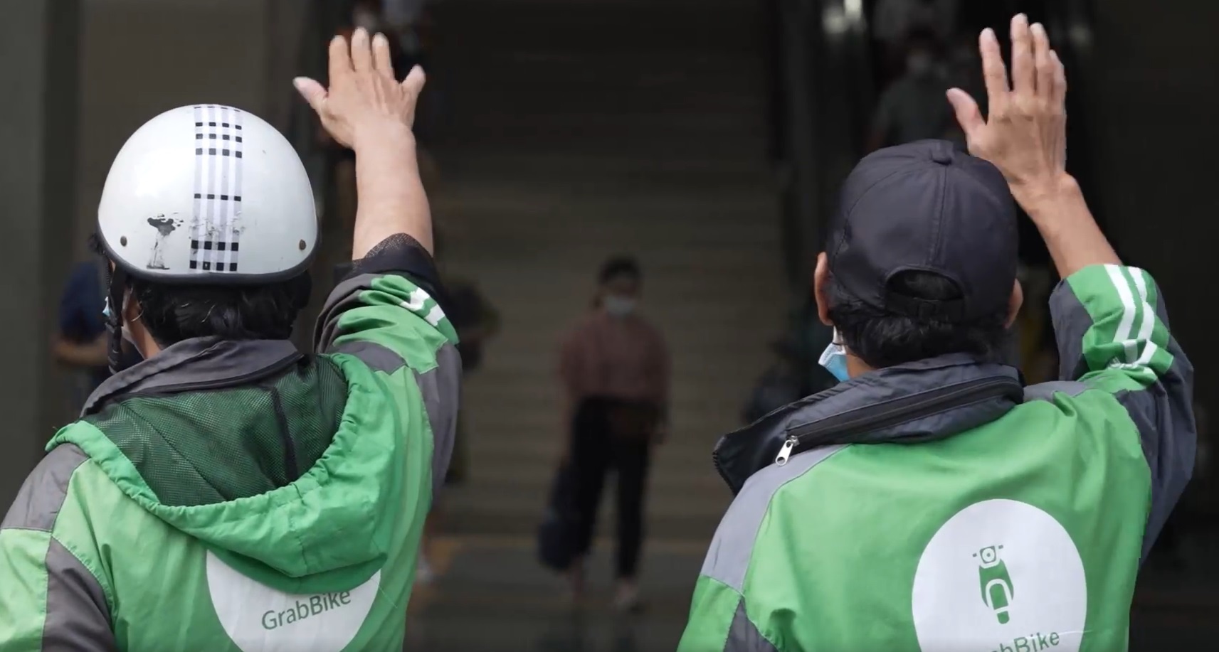 Tong giam doc Hanoi Metro bi xe om cheo keo truoc ga Cat Linh hinh anh