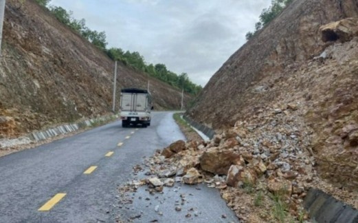 Dat, da sat lo ngon ngang tren tuyen duong 100 ty moi dua vao su dung hinh anh