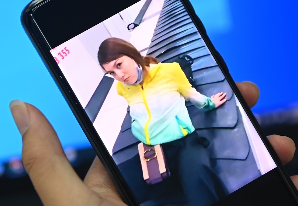 hanh khach ngoi lenbang chuyen hanh ly anh 1