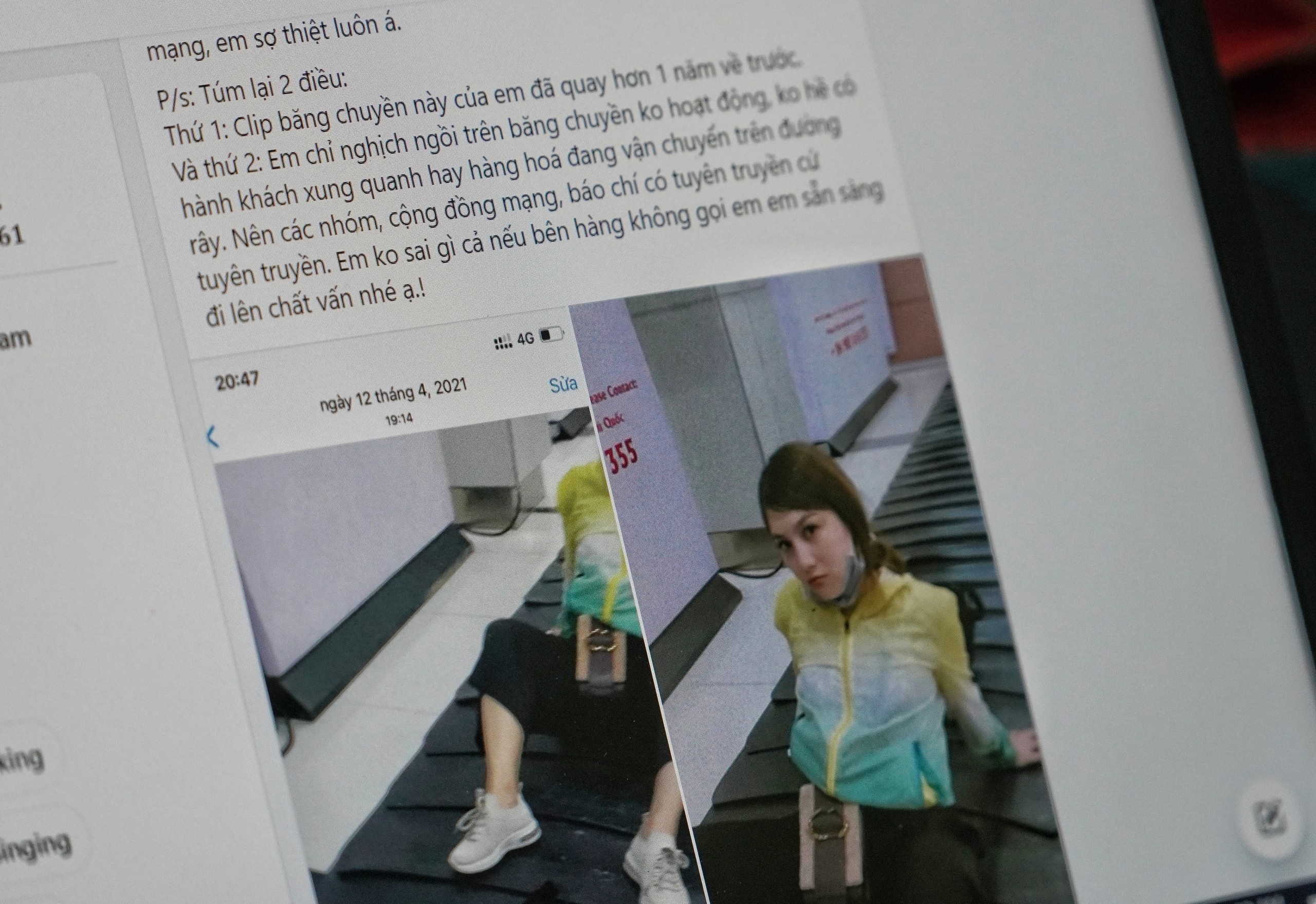 co gai ngoi phan cam tren bang chuyen hanh ly anh 1