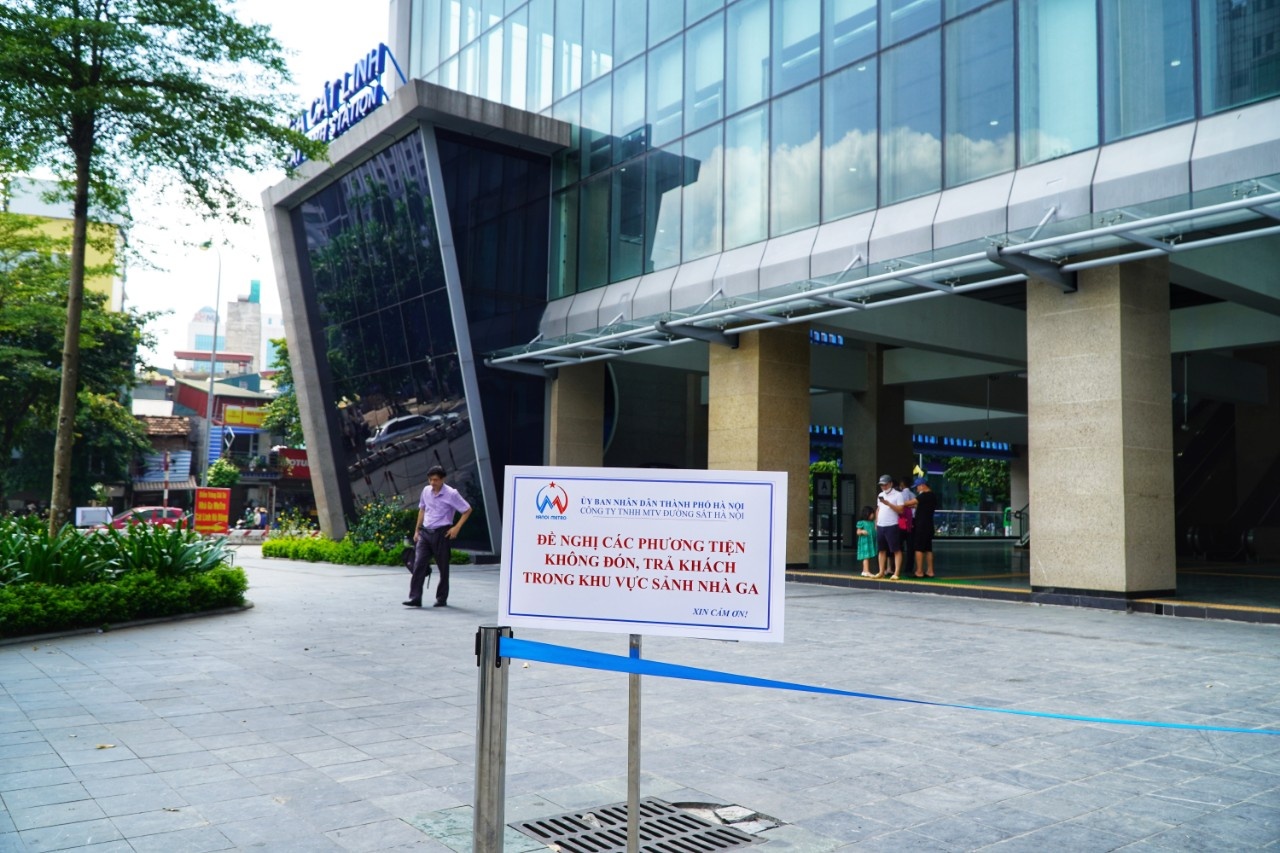 xe ôm tụ tập tại ga Cát Linh ảnh 1 xe om tu tap tai ga Cat Linh anh 1