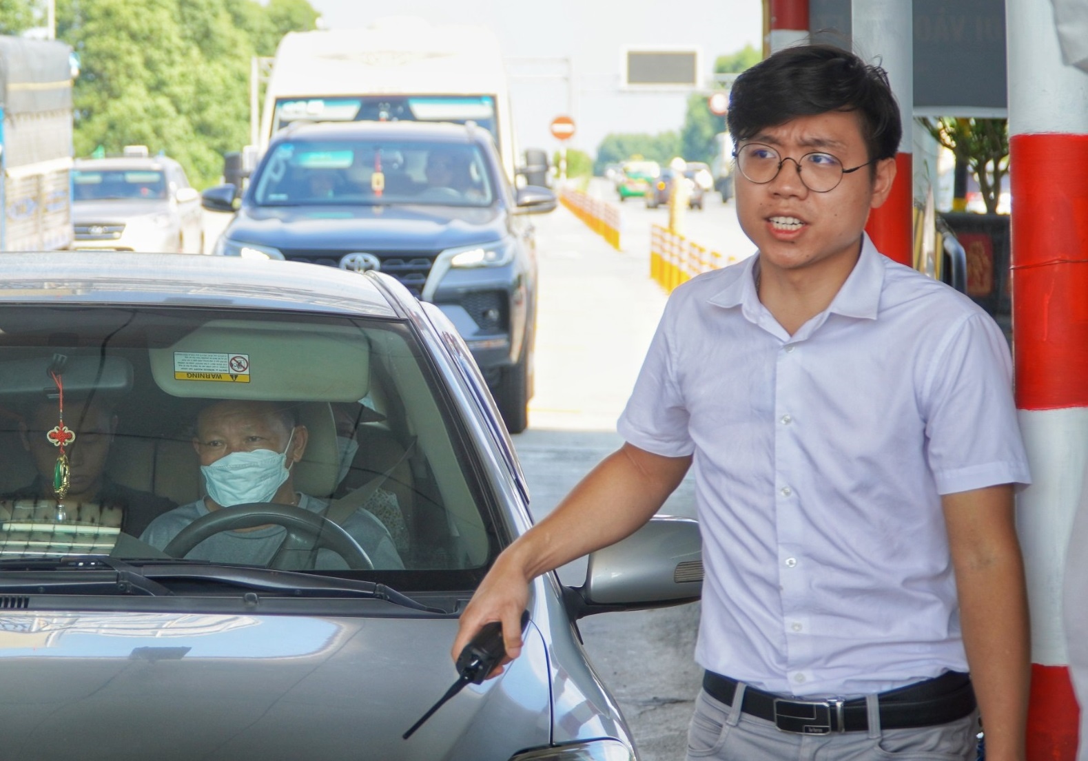 Co 5 trieu trong the ETC, tai xe van phai dung cho tren cao toc hinh anh