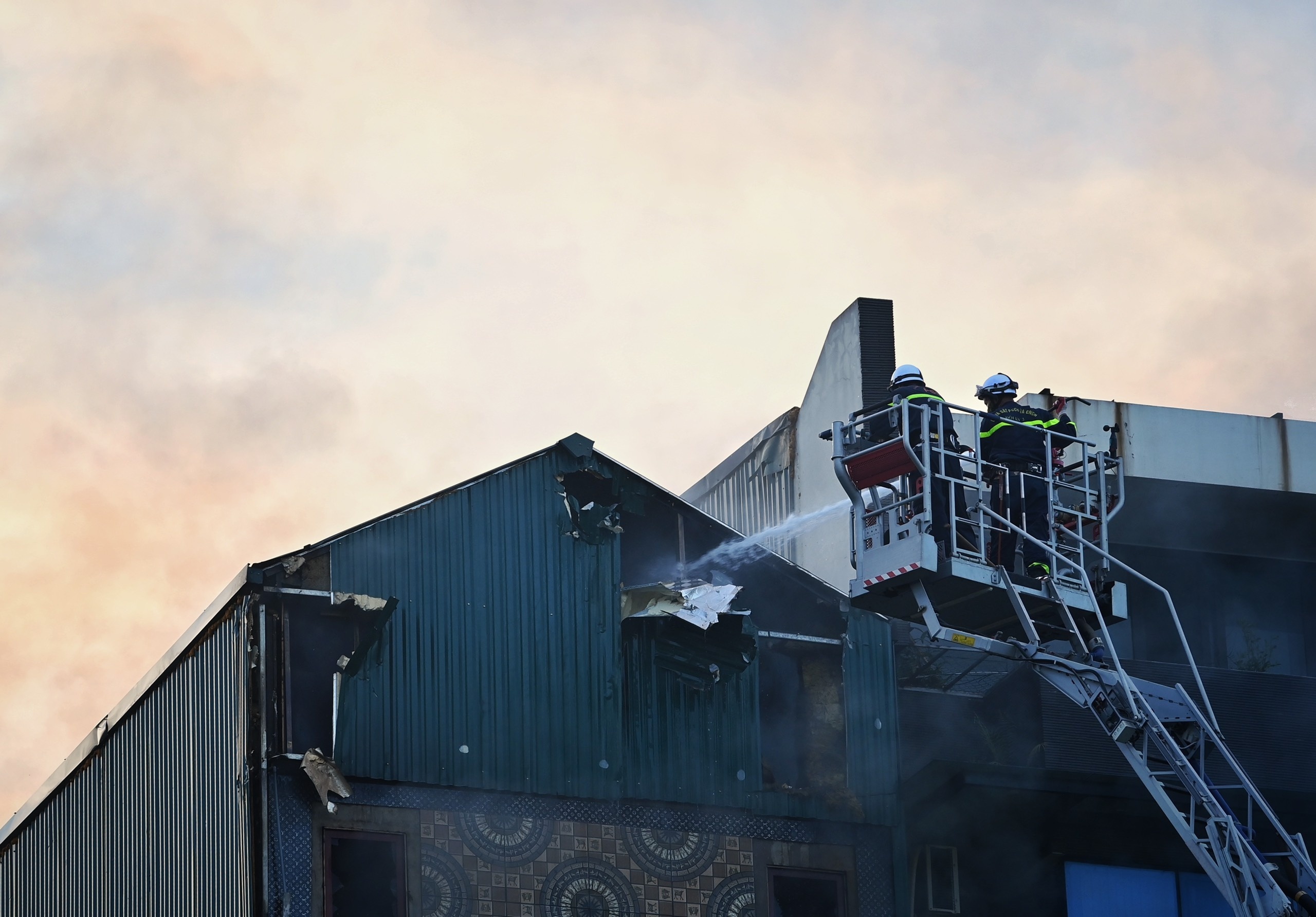 Gan 3.000 cong trinh o Ha Noi hoat dong khi chua nghiem thu phong chay hinh anh