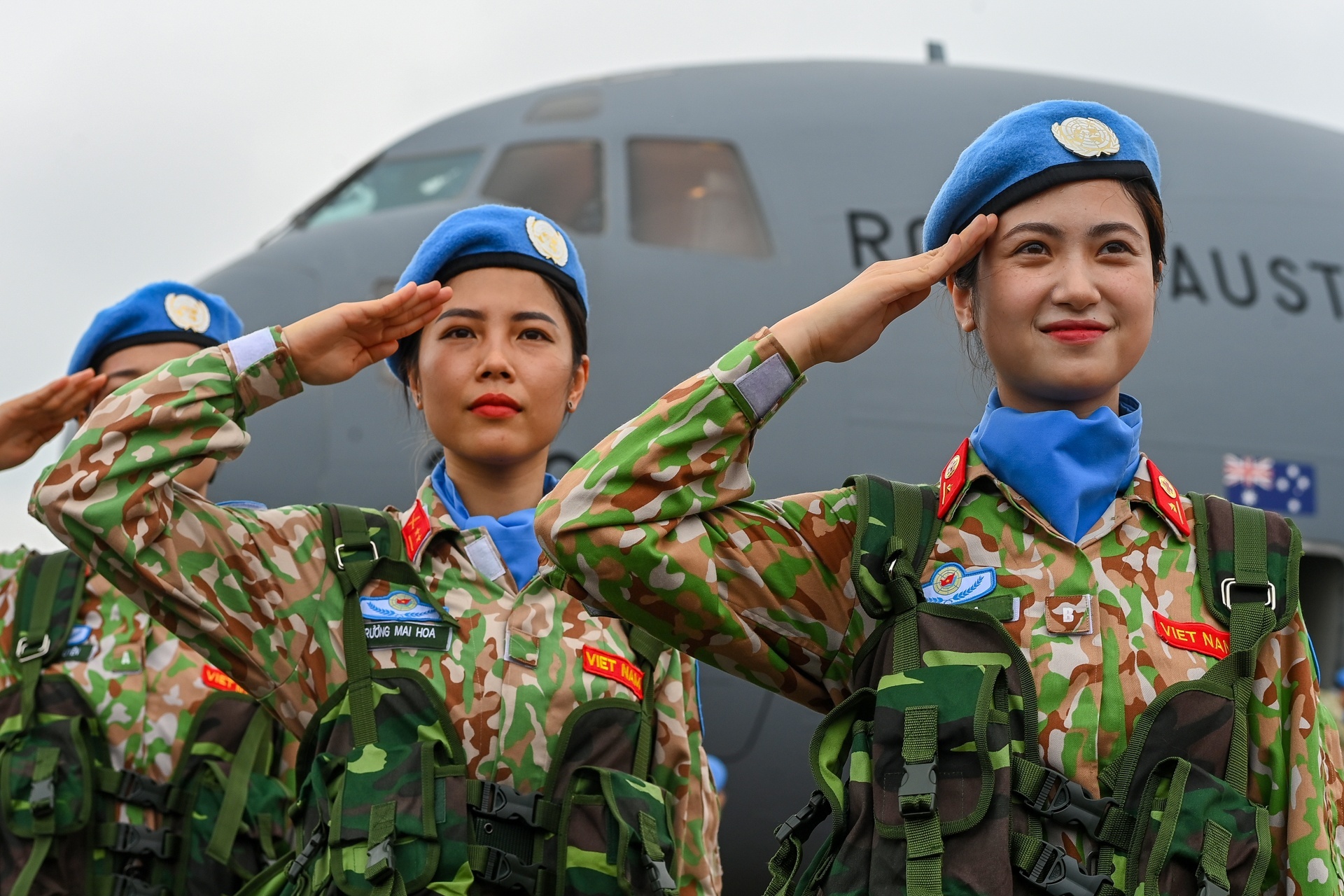 Cong binh mu noi xanh Viet Nam duoc nguoi dan Abyei cam men hinh anh