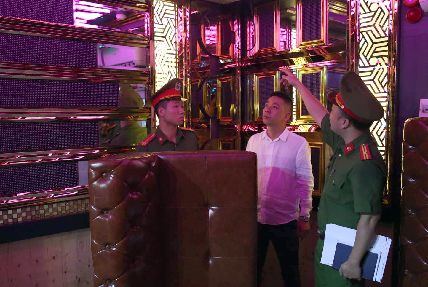 chay quan karaoke anh 2