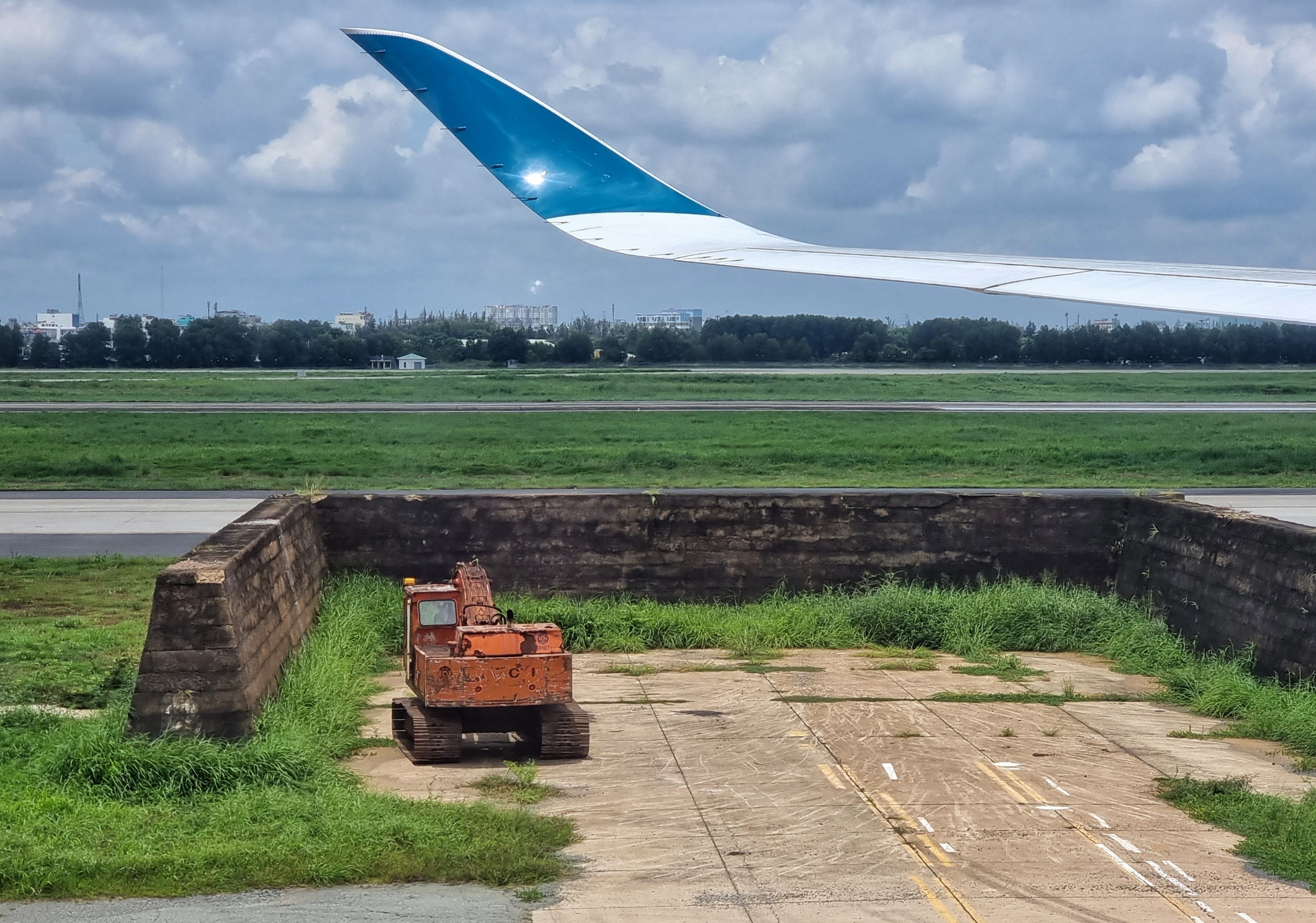 12 u be tong tai Tan Son Nhat chuan bi duoc pha do hinh anh