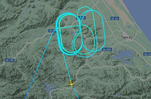 Sau 10 vong tren bau troi Da Nang, may bay quay ve Tan Son Nhat hinh anh