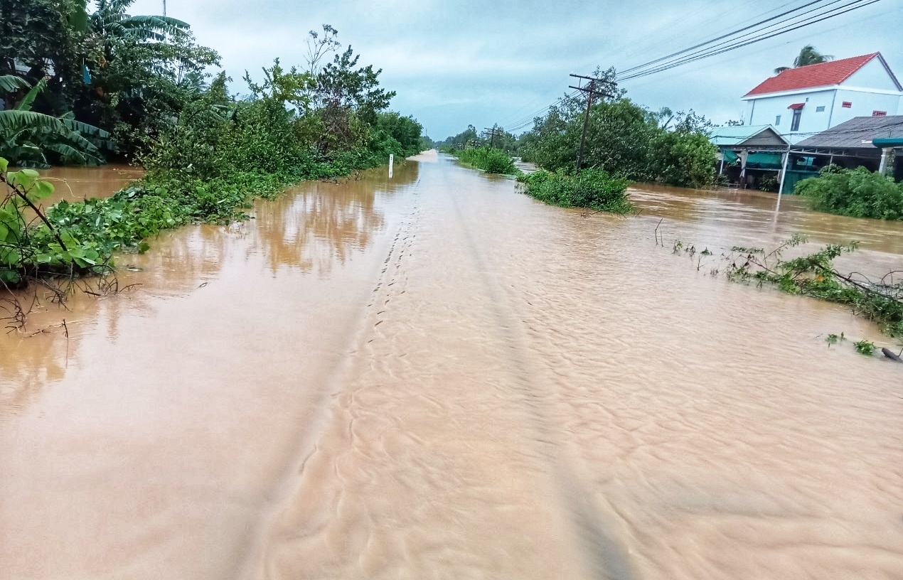 Duong sat te liet vi mua lu, 1.200 khach chuyen sang di oto hinh anh