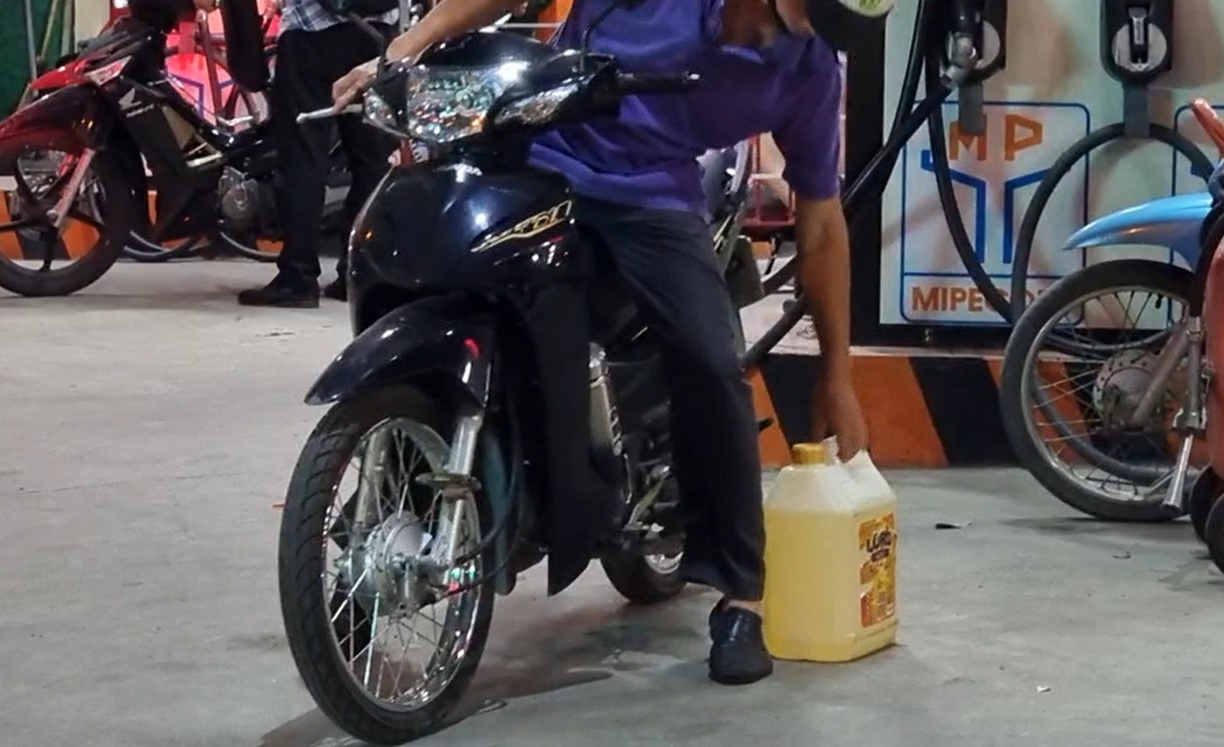 Khong muon dat xe xep hang, nhieu nguoi mua xang bang can hinh anh