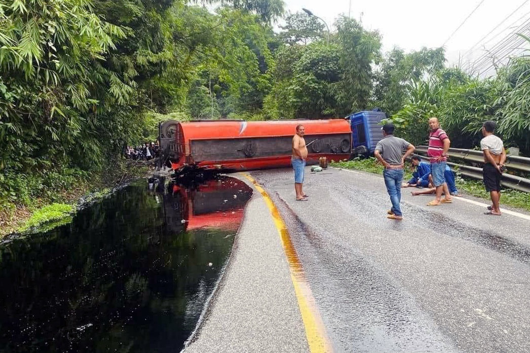 Xe bon lat, nhua duong do tran tren deo Bao Loc hinh anh