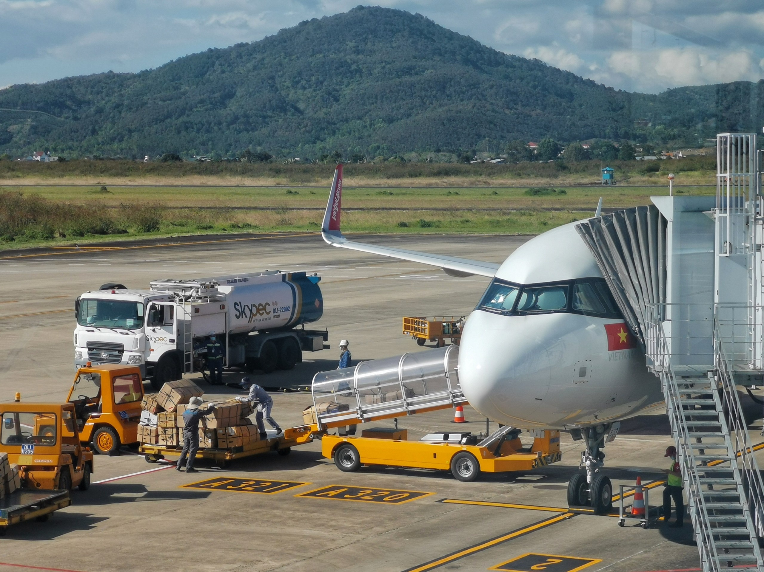 Bi giu lai san bay khi mang thuoc la, smartphone so luong lon hinh anh