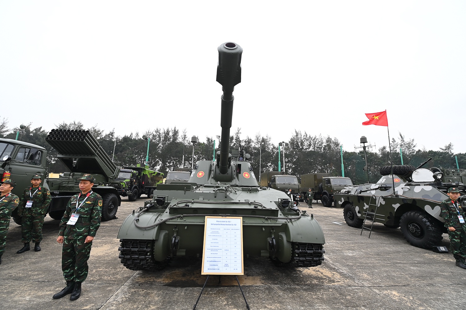 trien lam quoc phong anh 6