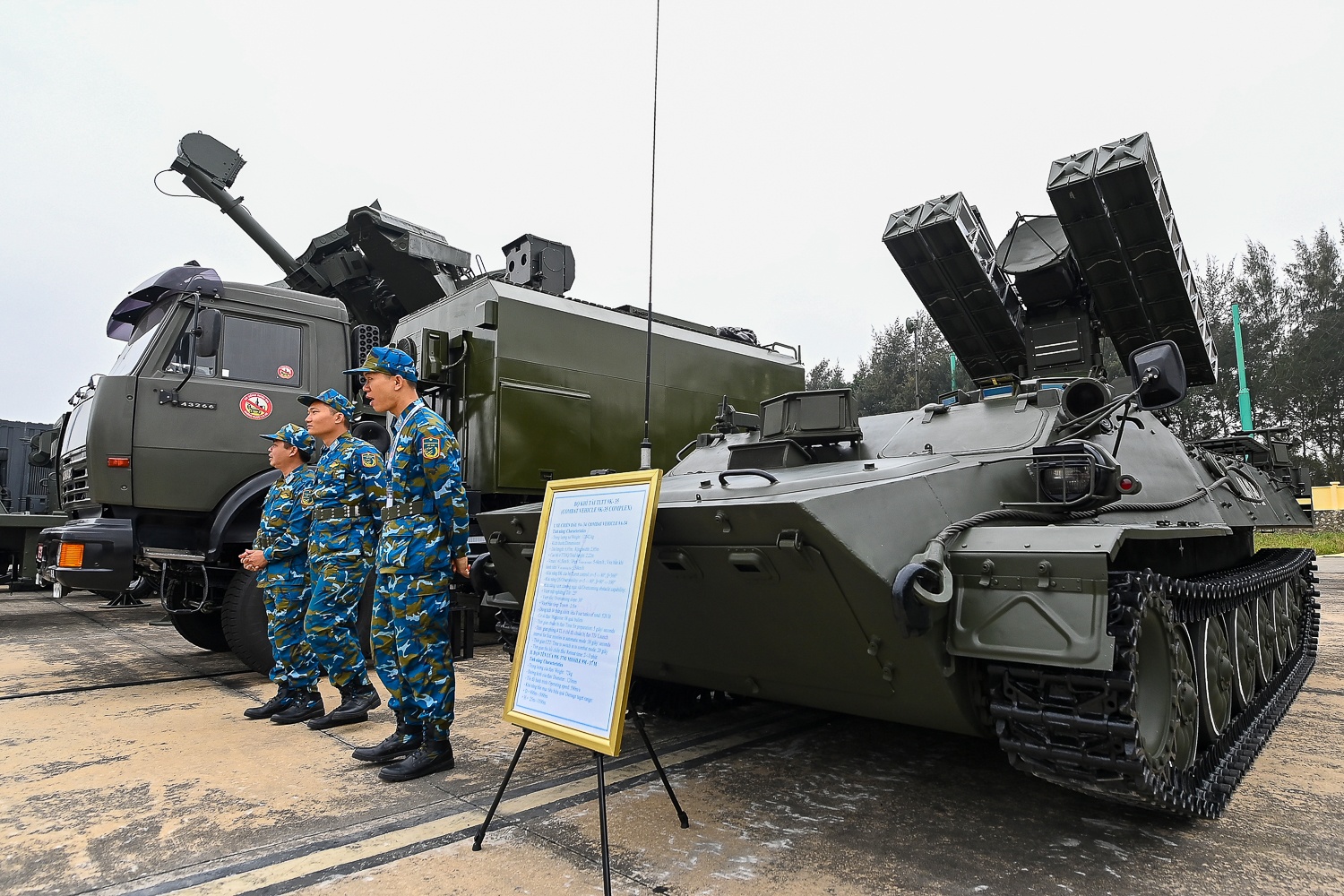 trien lam quoc phong anh 15