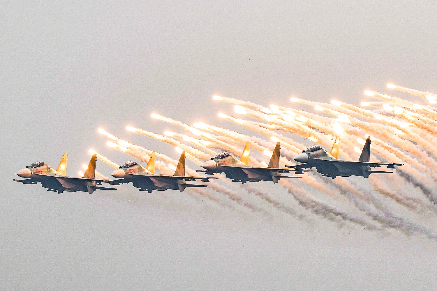 Tang T90S, Su30 MK2 cung loat khi tai hien dai o trien lam quoc phong hinh anh