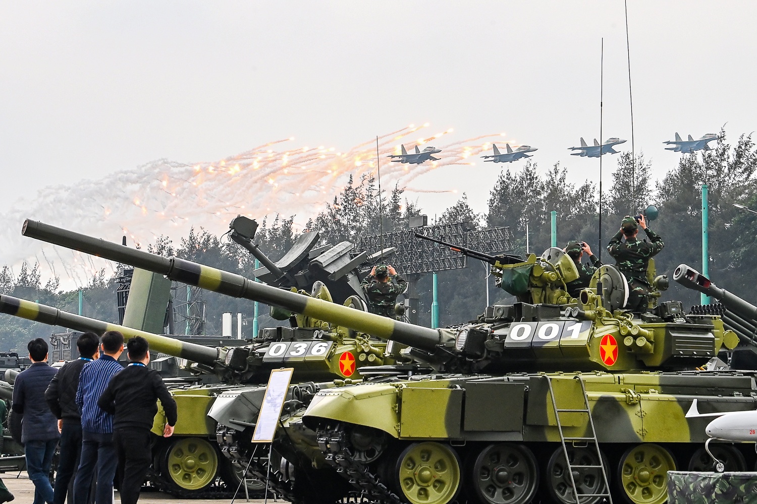 trien lam quoc phong anh 3