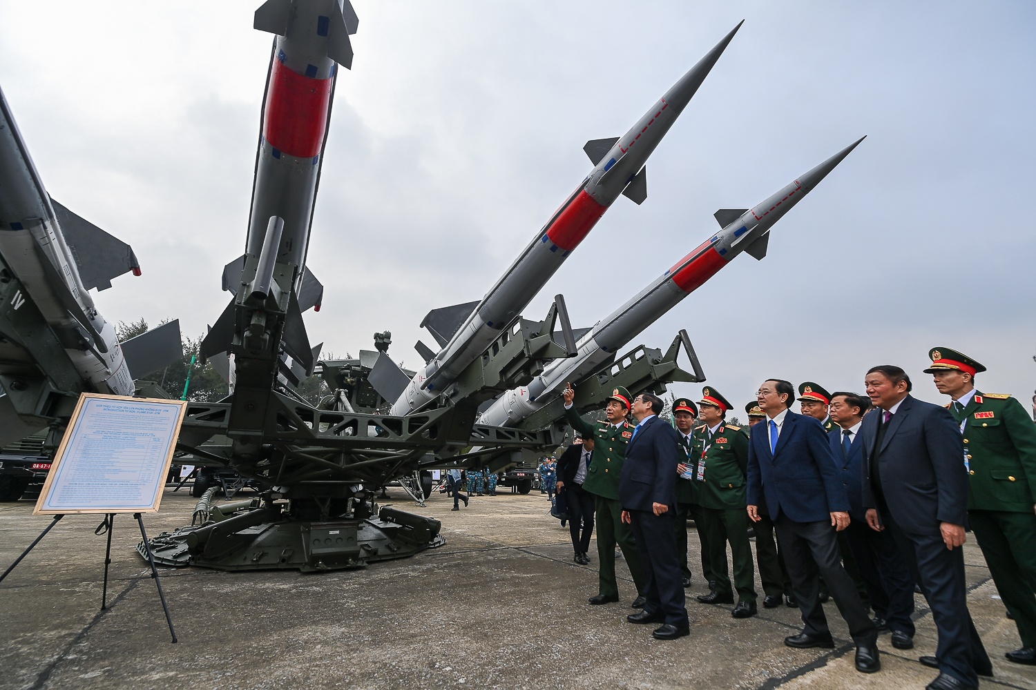 trien lam quoc phong anh 11