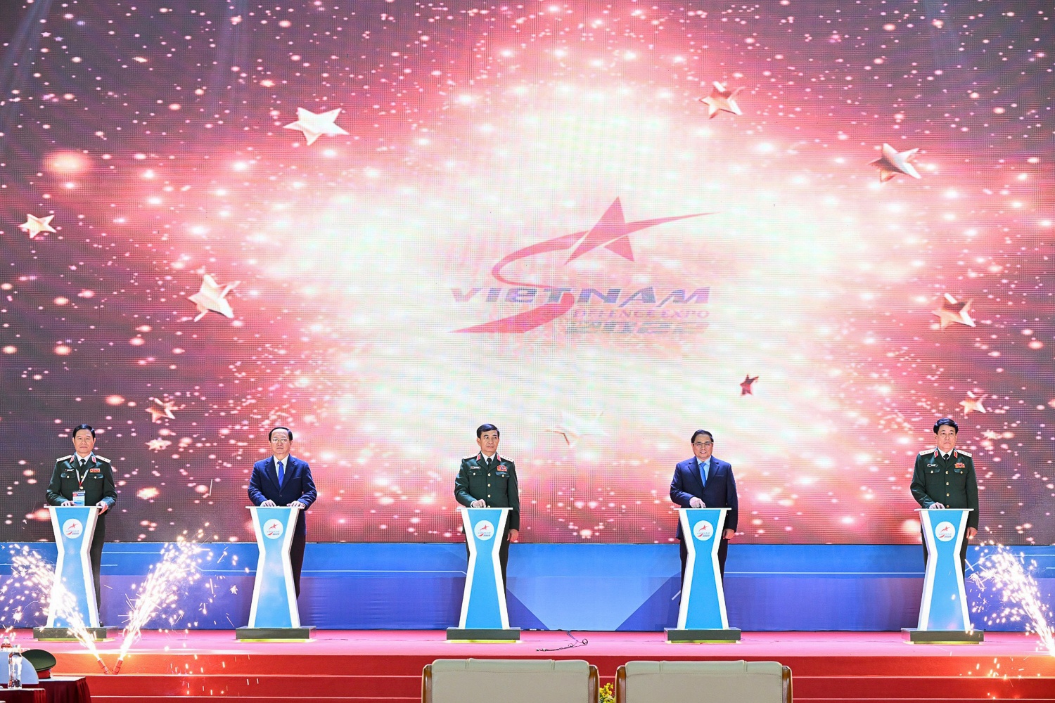 trien lam quoc phong anh 3