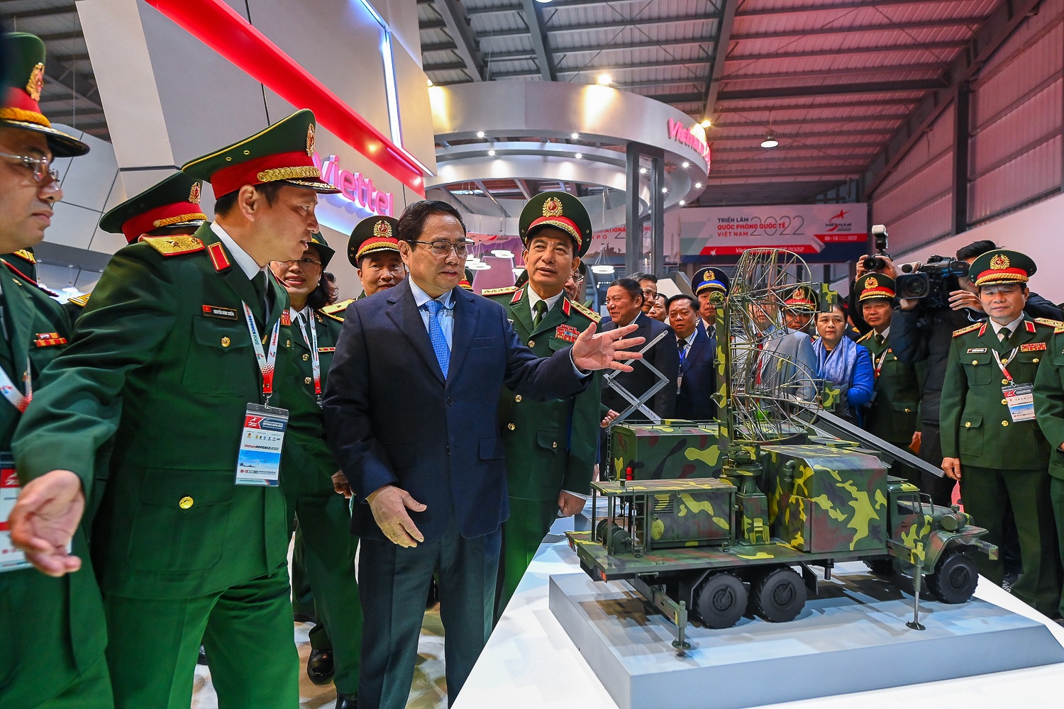 trien lam quoc phong anh 9