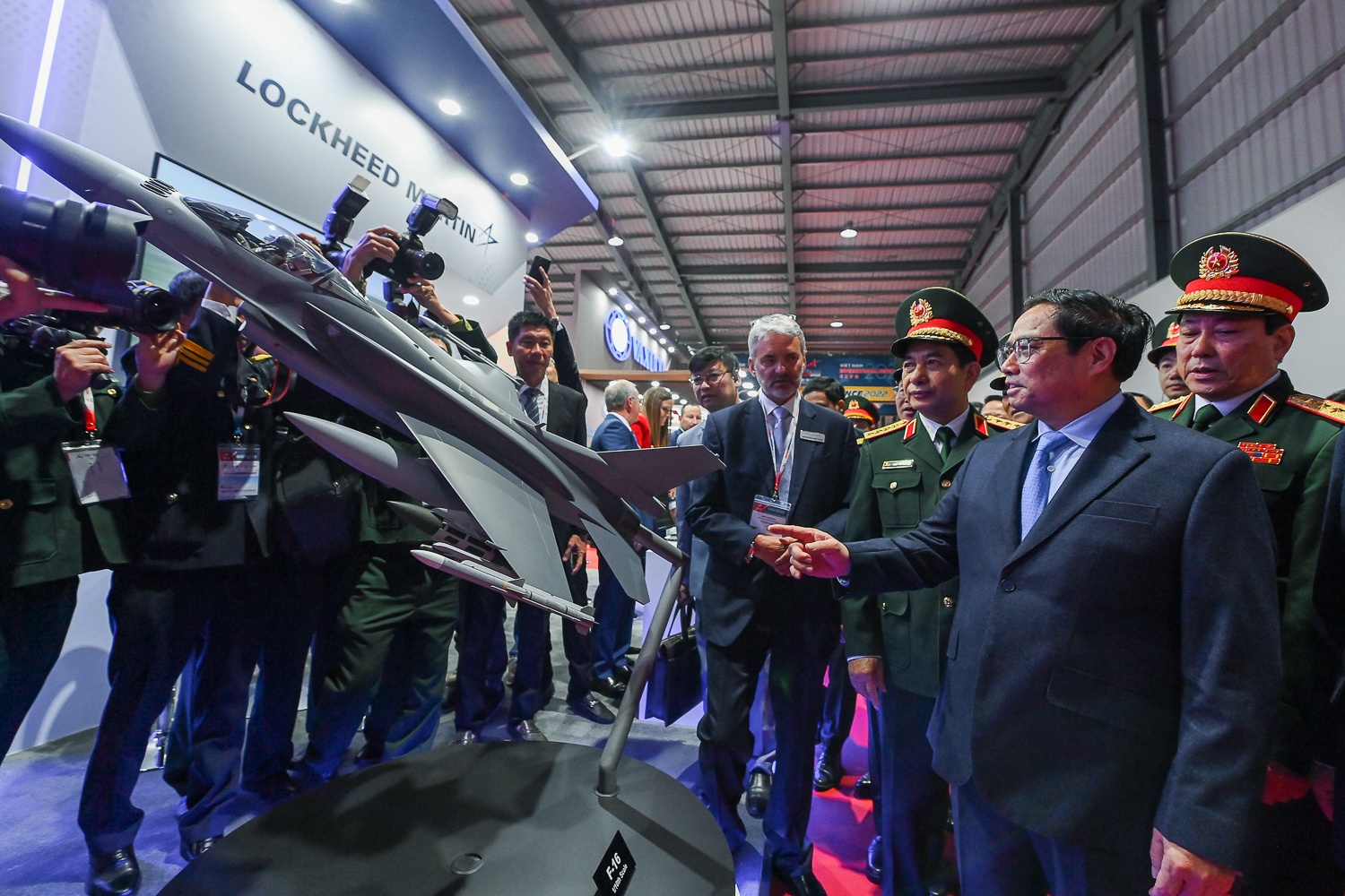 Khai mac Trien lam Quoc phong quoc te lan dau to chuc o Viet Nam hinh anh