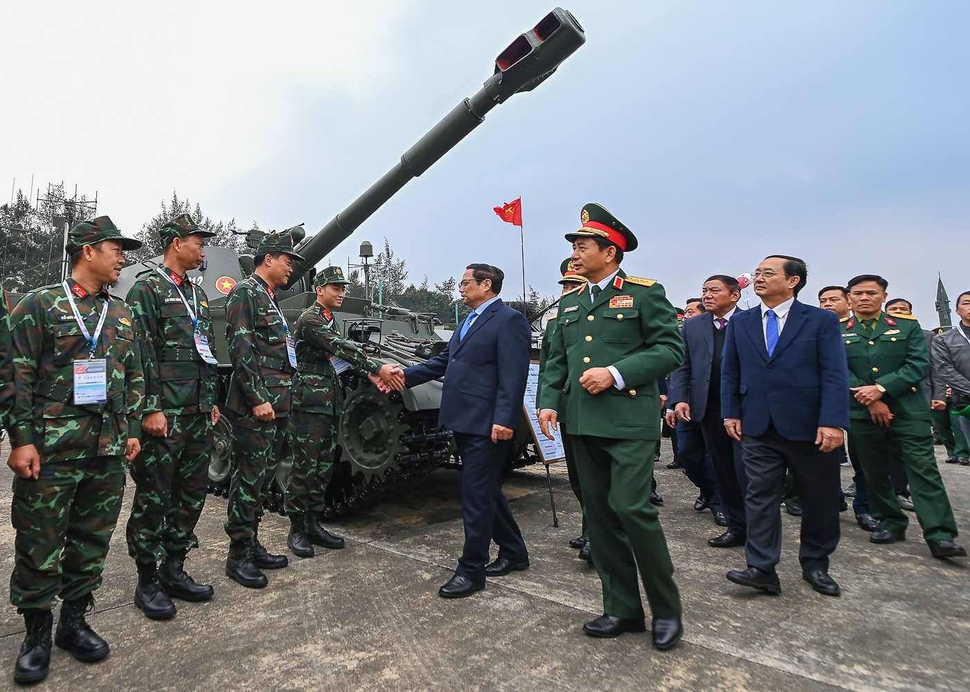 trien lam quoc phong anh 12