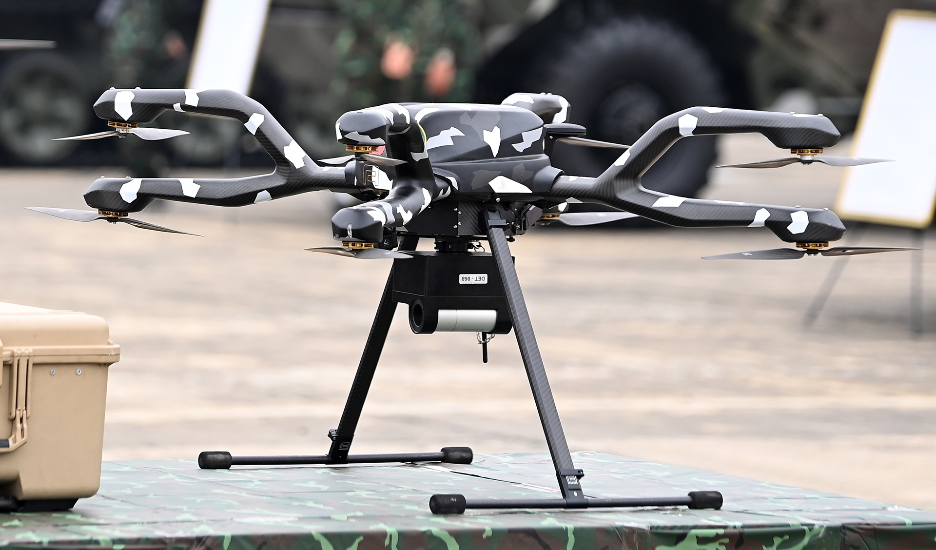 trien lam quoc phong anh 11