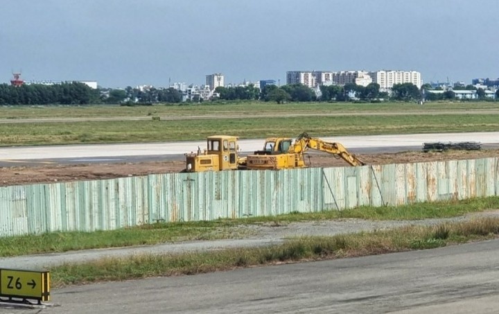 Hoan thien duong lan Tan Son Nhat sau khi pha do 12 u be tong hinh anh