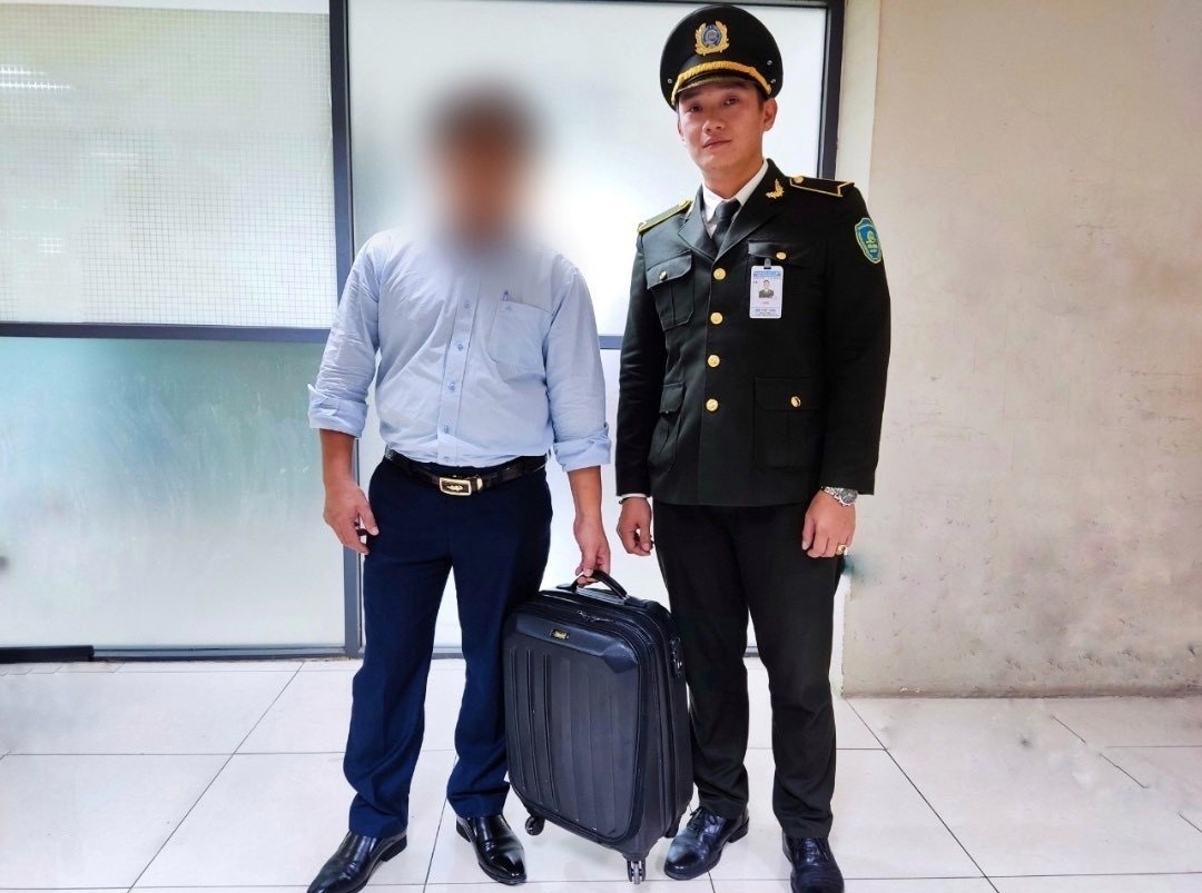 khach bo quen tien anh 1