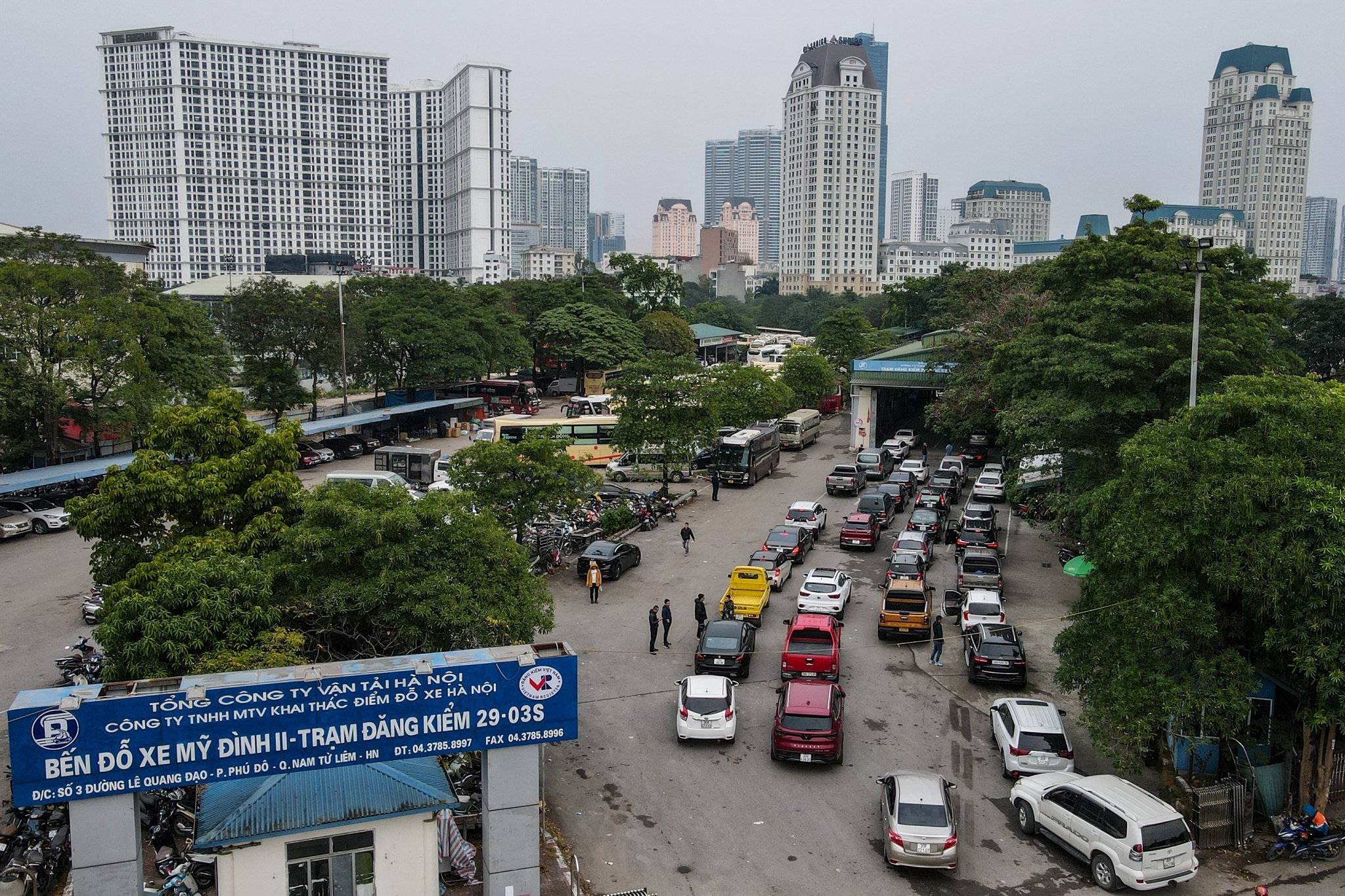 Cho ca ngay van chua duoc dang kiem oto hinh anh