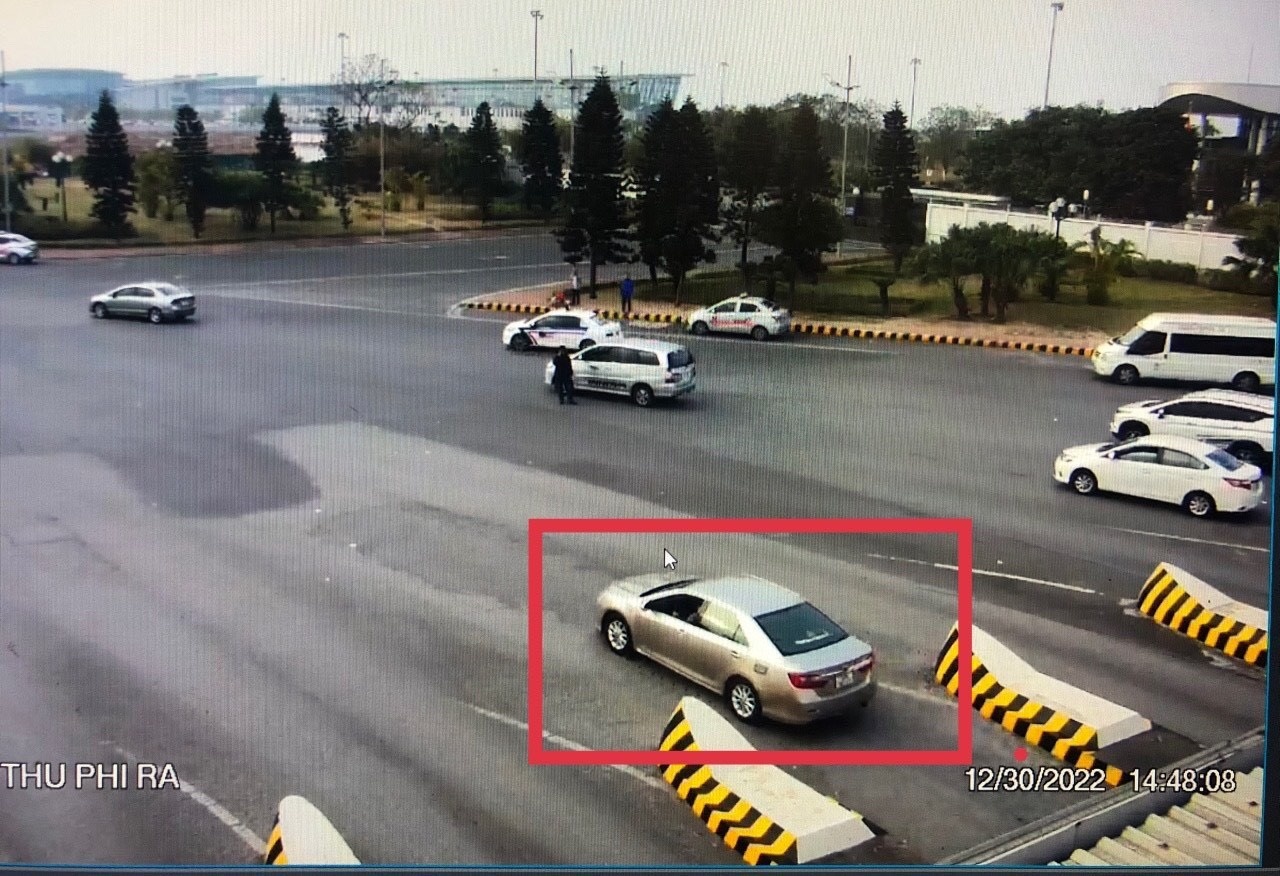 Xu ly tai xe thu 1 trieu dong khi cho khach tu ga T2 sang T1 Noi Bai hinh anh